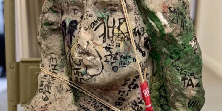 Encuentran el busto robado de la tumba de Jim Morrison en París