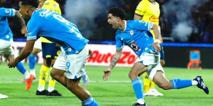 Nacho Rivero, en una noche de luz y sombra, hace soñar a Cruz Azul
