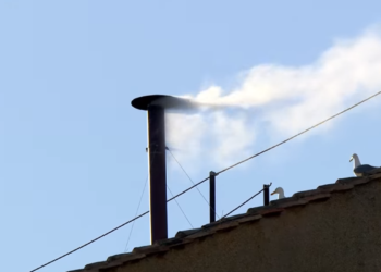 Habemus papam; humo blanco anuncia que la Iglesia tiene nuevo Papa