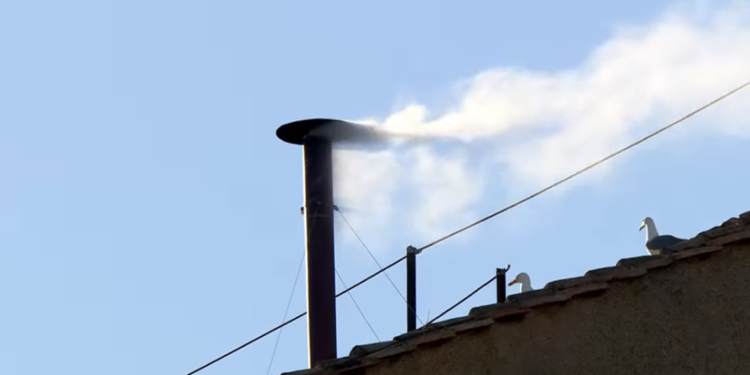 Habemus papam; humo blanco anuncia que la Iglesia tiene nuevo Papa