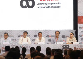Pablo Lemus participa en la 88ª Convención Bancaria en Nayarit