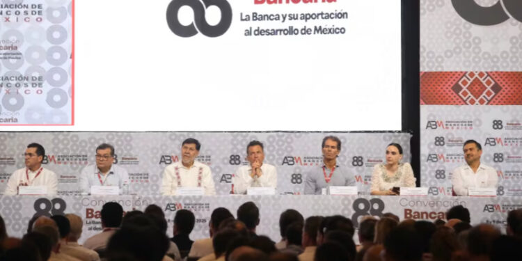 Pablo Lemus participa en la 88ª Convención Bancaria en Nayarit