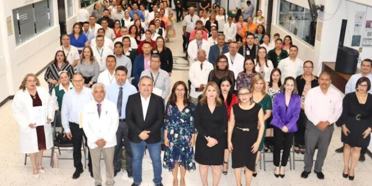 Reconoce IMSS a trabajadores con 25 y 30 años de servicio