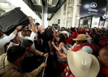 Bloquean maestros más de 6 horas el AICM; no se cancelaron vuelos