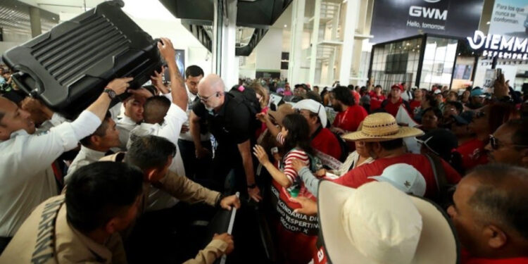 Bloquean maestros más de 6 horas el AICM; no se cancelaron vuelos