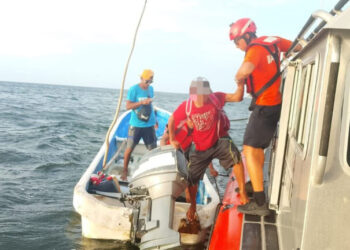 Marina rescata a 8 pescadores a la deriva en Campeche