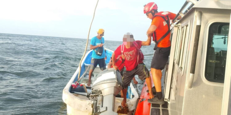 Marina rescata a 8 pescadores a la deriva en Campeche