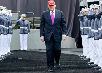 Se jacta Trump de haber «liberado» al ejército de teorías sobre género y «raza»