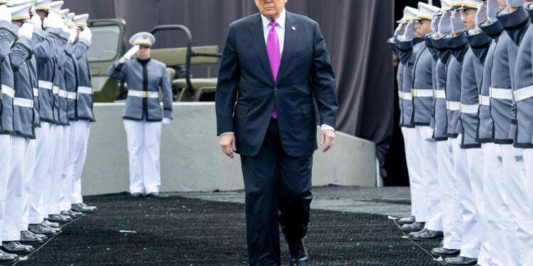 Se jacta Trump de haber «liberado» al ejército de teorías sobre género y «raza»