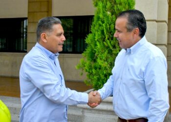 Entrega Antonio Astiazarán vehículo eléctrico a ganador del sorteo “En la H Cumpliendo ganas”