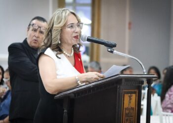 Reconocen ayuntamiento y SEC a maestras y maestros en su día