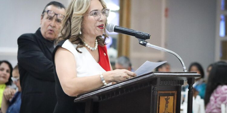 Reconocen ayuntamiento y SEC a maestras y maestros en su día