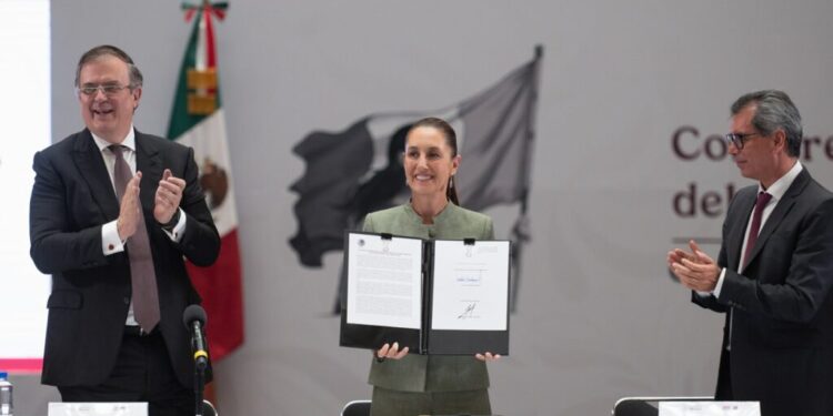 Sheinbaum firma acuerdo con tiendas para aumentar la venta de productos hechos en México