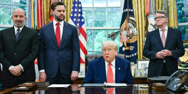 Trump presume de acuerdo comercial «innovador» con Reino Unido