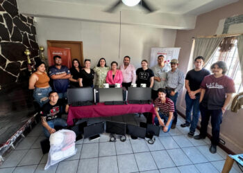 Gobierno de Sonora entrega computadoras a jóvenes de la Casa del Estudiante Urense