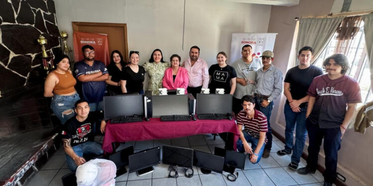 Gobierno de Sonora entrega computadoras a jóvenes de la Casa del Estudiante Urense