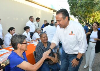 Atiende Toño Astiazarán a vecinos de la Solidaridad