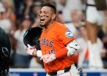 Con jonrón de Isacc Paredes, Astros vencen a Reales en Grandes Ligas