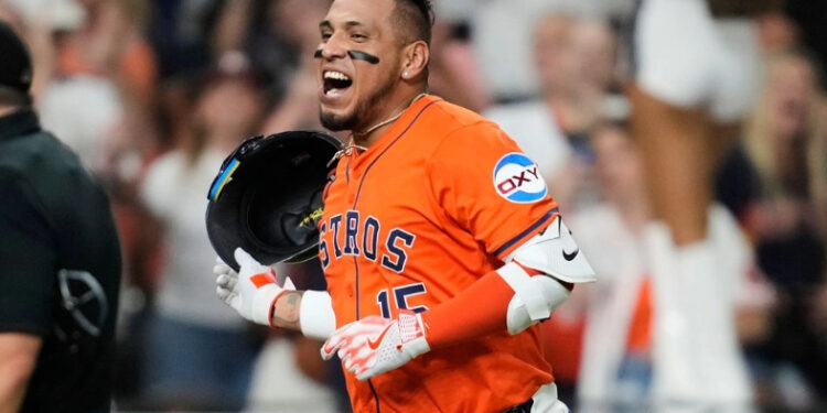 Con jonrón de Isacc Paredes, Astros vencen a Reales en Grandes Ligas
