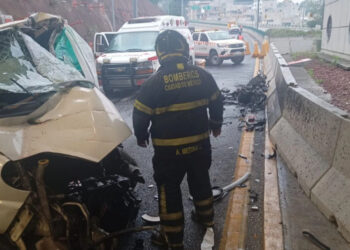 Camioneta impacta en Súper Vía Poniente, hay tres fallecidos