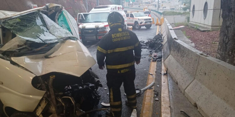 Camioneta impacta en Súper Vía Poniente, hay tres fallecidos