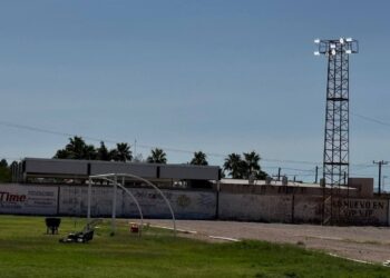 Instalan luminarias LED en el Estadio de Fútbol Fidencio Hernández.