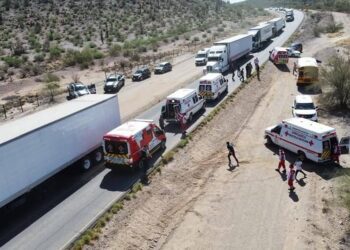 Accidente carretero entre camión de pasajeros deja 14 heridos
