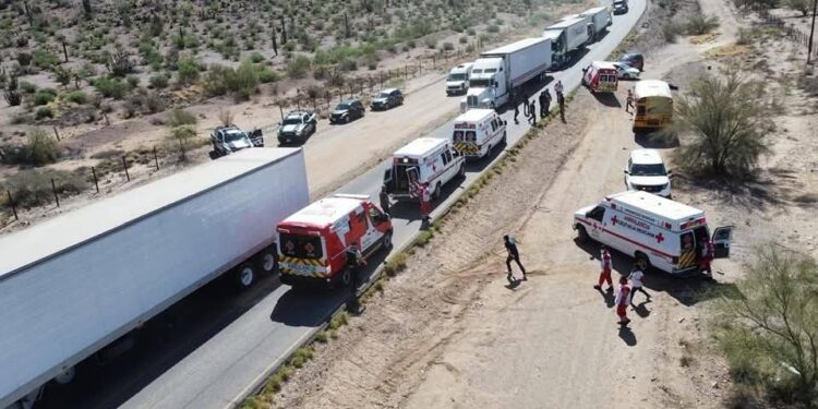 Accidente carretero entre camión de pasajeros deja 14 heridos