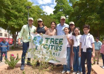 Recibe Toño Astiazarán el distintivo mundial Tree Cities Of The World por acciones de innovación en reforestación y mantenimiento de árboles