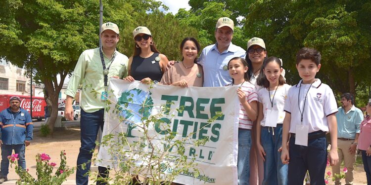 Recibe Toño Astiazarán el distintivo mundial Tree Cities Of The World por acciones de innovación en reforestación y mantenimiento de árboles