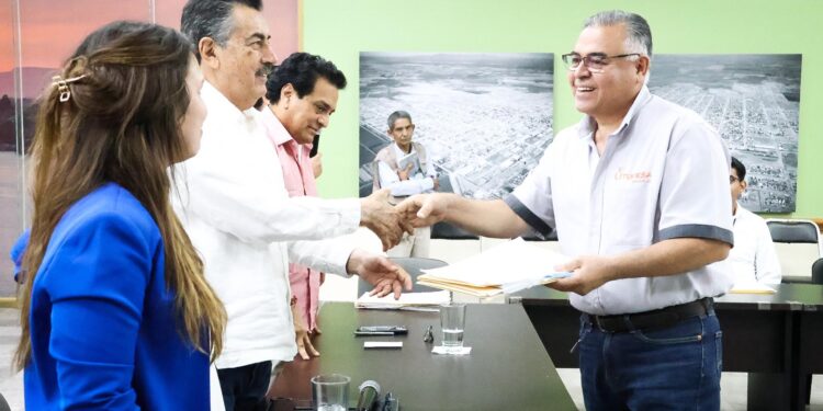 Acompaña presidente Javier Lamarque a delegados de la SCT y CAPUFE en entrega de permisos a transportistas