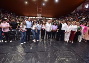 “SE PUEDE REESCRIBIR EL DESTINO”: Durazo a jóvenes universitarios becados