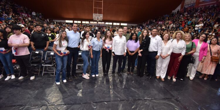 “SE PUEDE REESCRIBIR EL DESTINO”: Durazo a jóvenes universitarios becados