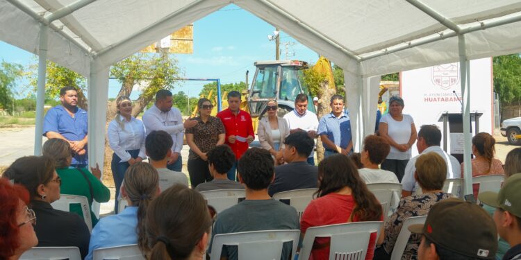 Alcalde da banderazo de inicio a obra de rehabilitación de la cancha en la Colonia Trinidad