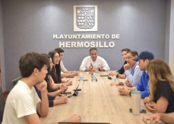 Cumple Toño Astiazarán a jóvenes ganadores de Smart City Hackathón para hacer realidad sus proyectos innovadores