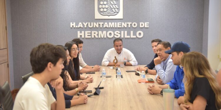 Cumple Toño Astiazarán a jóvenes ganadores de Smart City Hackathón para hacer realidad sus proyectos innovadores