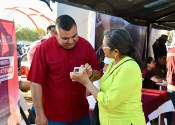 Gobernador Durazo acerca servicios gratuitos de «Sonora Atiende» a familias de la colonia Palo Verde