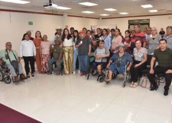 Entrega DIF Navojoa credenciales a personas con discapacidad