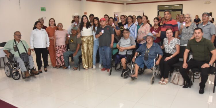 Entrega DIF Navojoa credenciales a personas con discapacidad