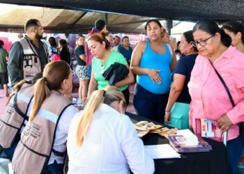 Gobernador Durazo cumple a familias de la colonia Villa Verde con feria de servicios gratuitos Sonora Atiende