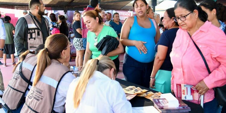 Gobernador Durazo cumple a familias de la colonia Villa Verde con feria de servicios gratuitos Sonora Atiende
