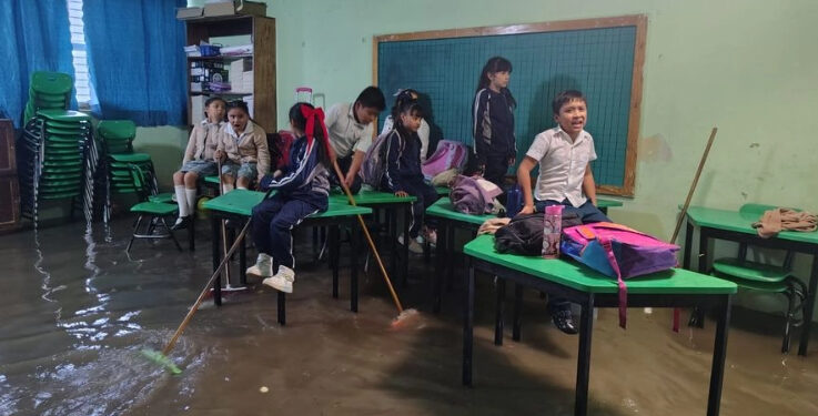 Atrapa inundación a alumnos en Edomex