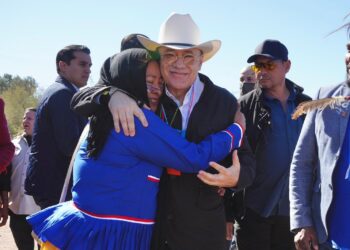 Gobernador Durazo cumple a pueblos originarios y Sierra Alta; garantiza conectividad con Caminos Artesanales