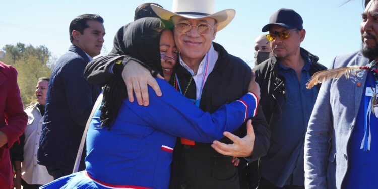 Gobernador Durazo cumple a pueblos originarios y Sierra Alta; garantiza conectividad con Caminos Artesanales
