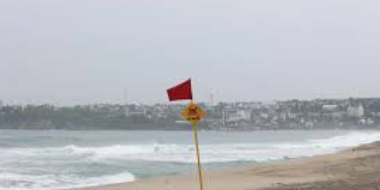 Ondea bandera roja en playa Zicatela, Oaxaca; bañistas ignoran advertencia