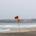 Ondea bandera roja en playa Zicatela, Oaxaca; bañistas ignoran advertencia