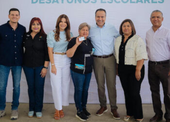 Anuncia Toño Astiazarán junto a Patty Ruibal clínica CRECES En Salud en la Café Combate
