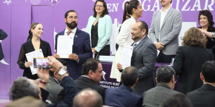 Entrega el IECM 137 constancias… incluso a acusado por varias madres