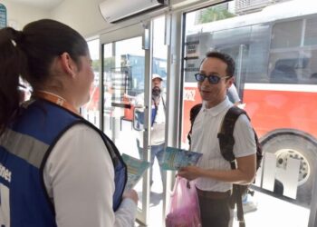 Invitan jóvenes a usar y cuidar las paradas de camión refrigeradas de Hermosillo