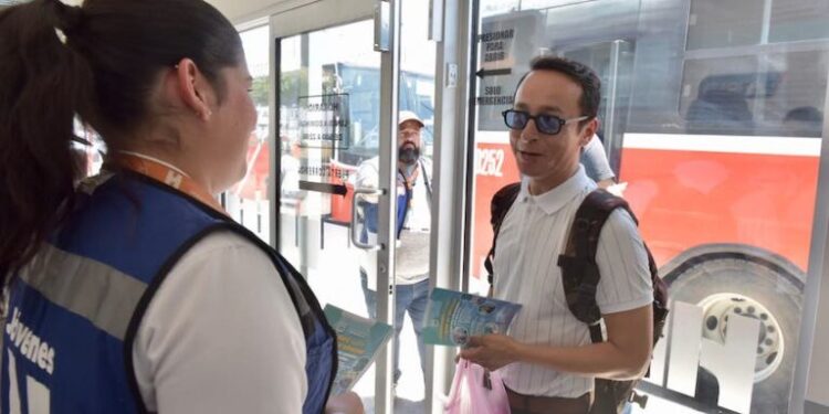 Invitan jóvenes a usar y cuidar las paradas de camión refrigeradas de Hermosillo